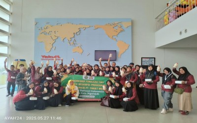 MGMP Bahasa Indonesia MTs Kab Nganjuk Berkunjung ke PT. Yakult Indonesia Persada di Mojokerto