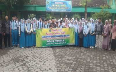 Menggali Pengetahuan dan Toleransi Melalui Outing Class: Kelas BINPRES MTsN 2 Nganjuk melakukan Kunjungan Industri dan Wisata Sejarah